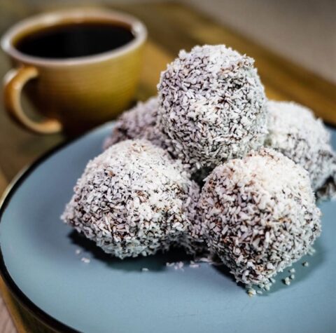 Chokladbollar på ett fat bredvid en kopp kaffe