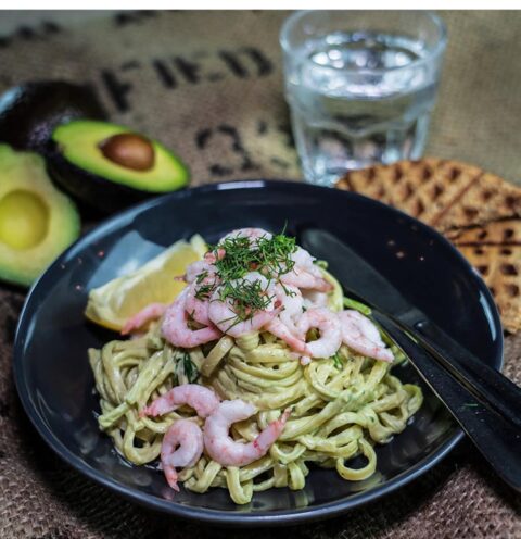 Pasta med handskalade räkor och citron på en tallrik