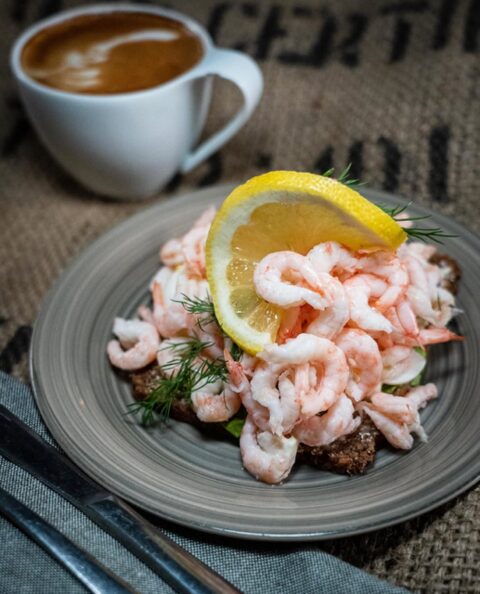 Stor räksmörgås med handskalade räkor, dill och citron