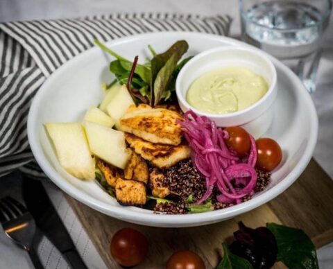 Sallad med grillad halloumi, melon, rödlök och tomat